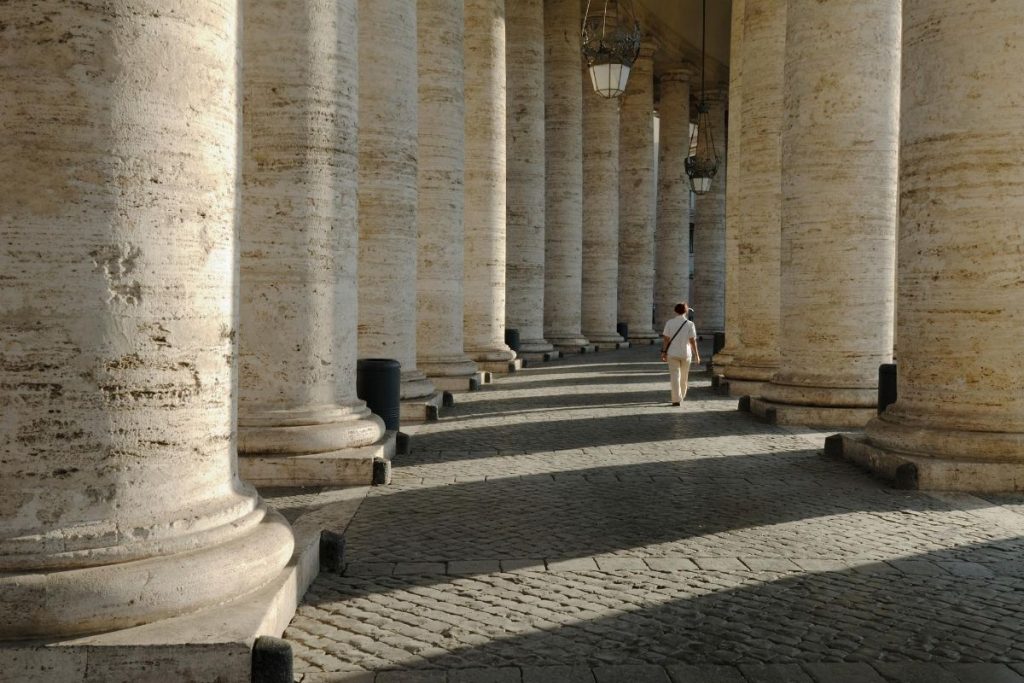 TOP 10 atrakcji w Rzymie - Kolumnada Berniniego na placu św. Piotra