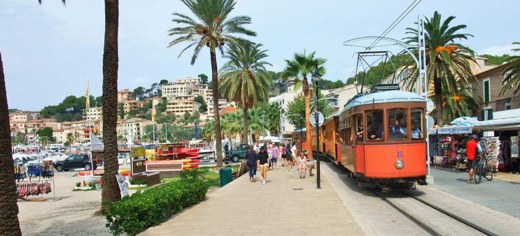 Zabytkowy tramwaj w Puerto de Soller na Majorce