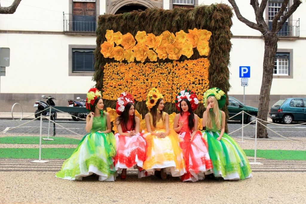 Madera - Dziewczyny na kwiatowym festiwalu